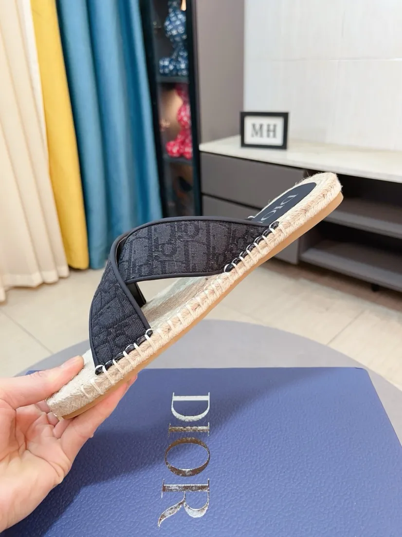 Men's men's shoes💰320🌸🌸High-end version. DIOR💁Men's slippers, high-end and upscale [strong][strong], compare quality at counters. The upper is hand-drawn, a combination of native hemp and raw rubber sole [strong][strong], breathable and non-slip outsole [rose][rose], breathable and comfortable lambskin lining, density 100% comfortable [gift][gift], original wear-resistant code number 38-44. Can be customized 45-46-47